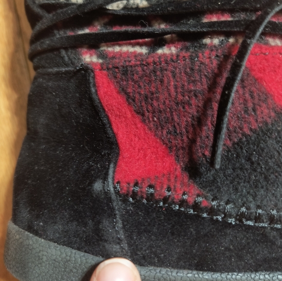 Madden Girl plaid tribal mocassin boots, women's size 8, red, black, gray, tan - Picture 9 of 12